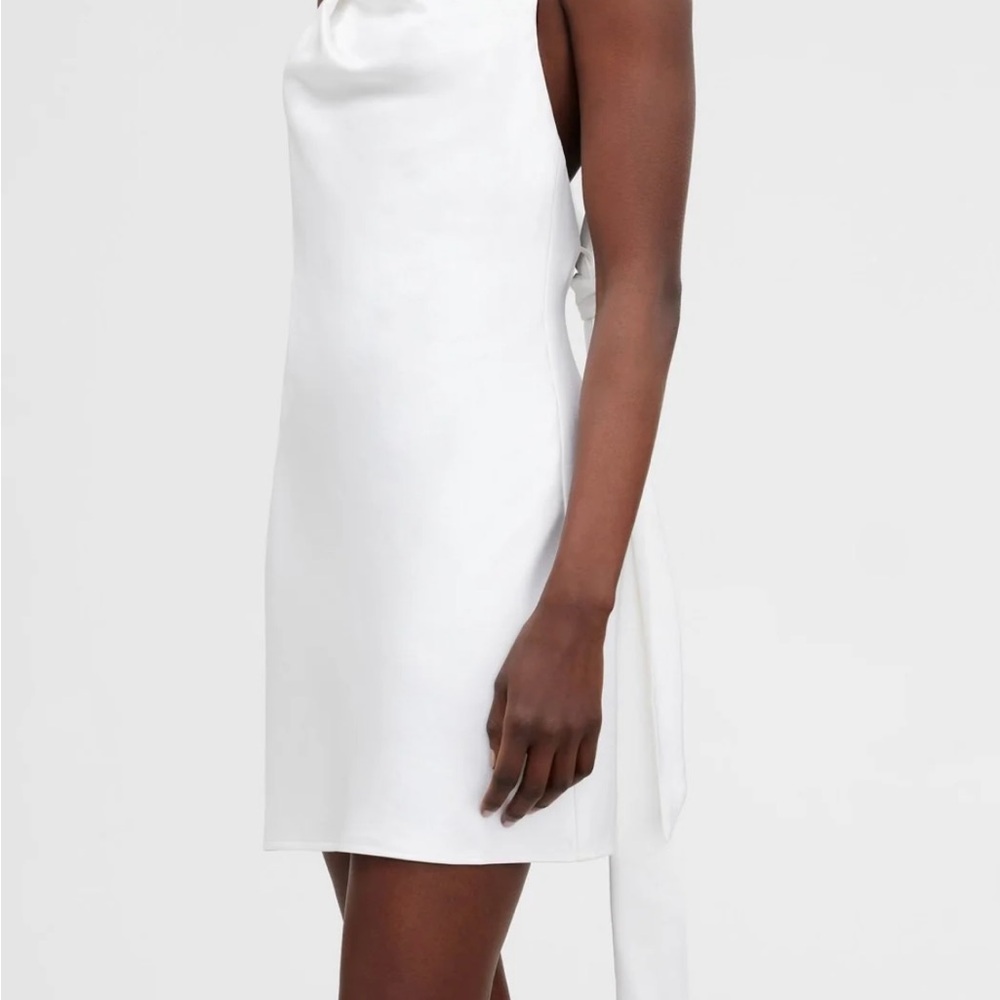 Elegant White Sleeveless Dress